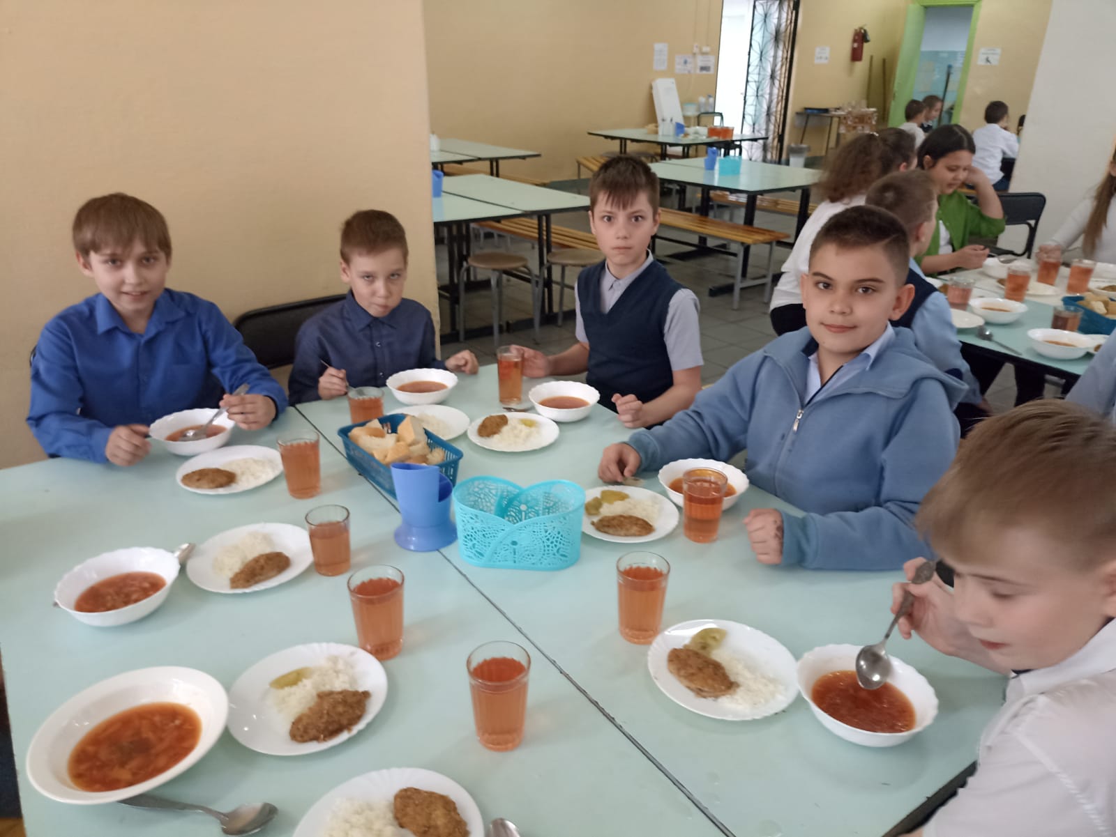 Учащиеся за столом Учащиеся за столом